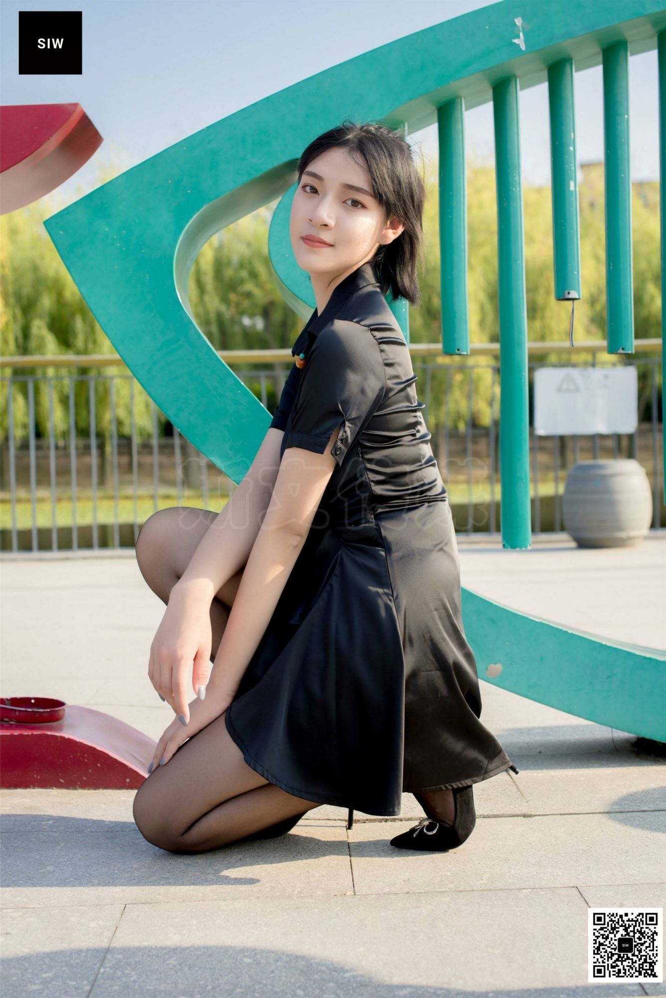 SIW斯文传媒 091 思琪 真丝修身超短低腰裙